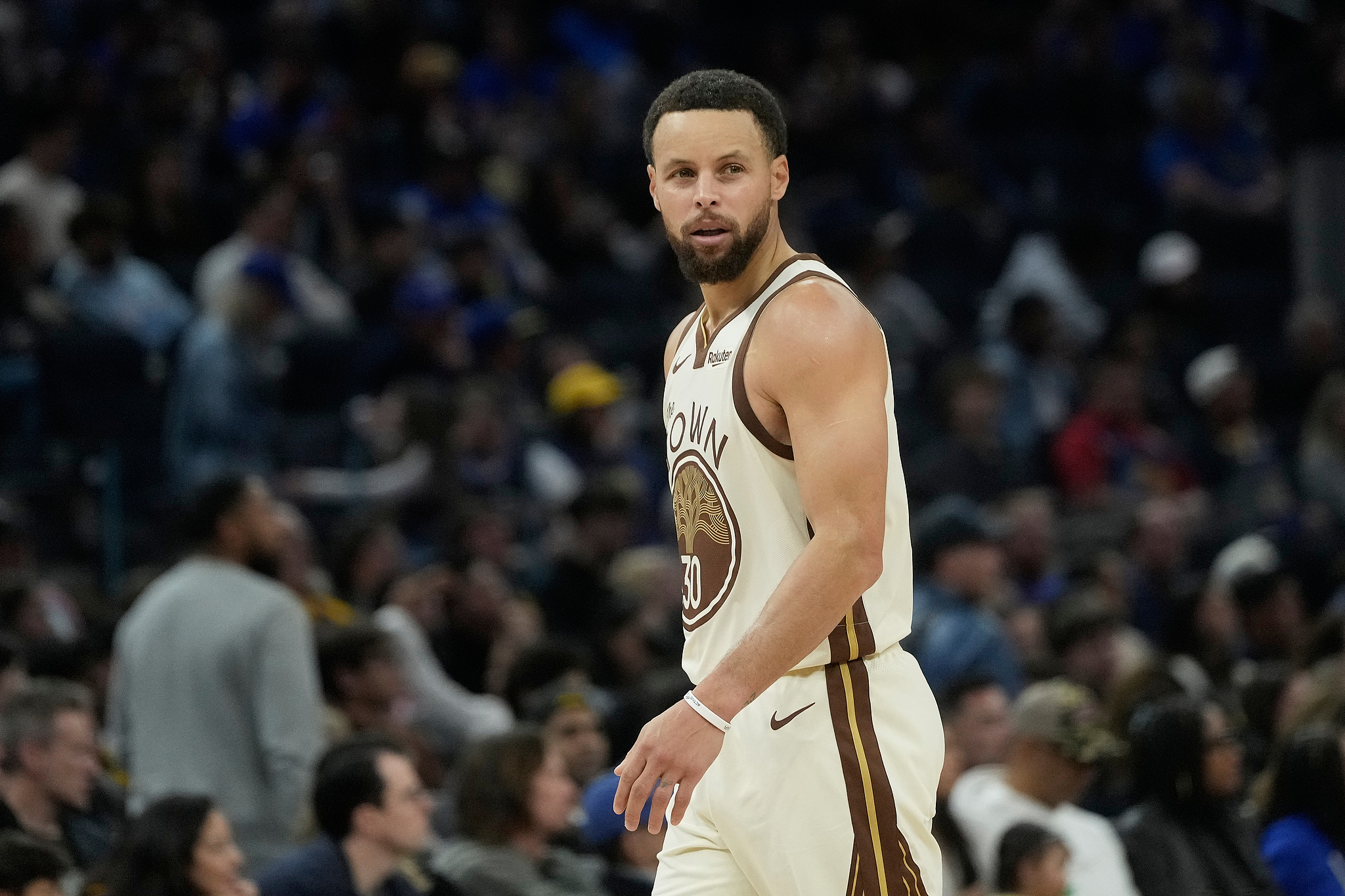 皇冠足球-库里接受核磁共振检查 10天后复查至少再缺席5场